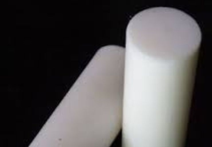 Barras redondas de Teflon (PTFE) em tom branco marfim, close-up mostrando textura extremamente lisa e antiaderente, fundo preto contrastante, iluminação suave de estúdio, fotografia de produto realista